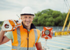 Für den Projektleiter Andreas gehört es zum Berufsalltag, nicht nur am Schreibtisch zu sitzen, sondern auch vor Ort den Baufortschritt bei Brücken-Neubau zu prüfen.